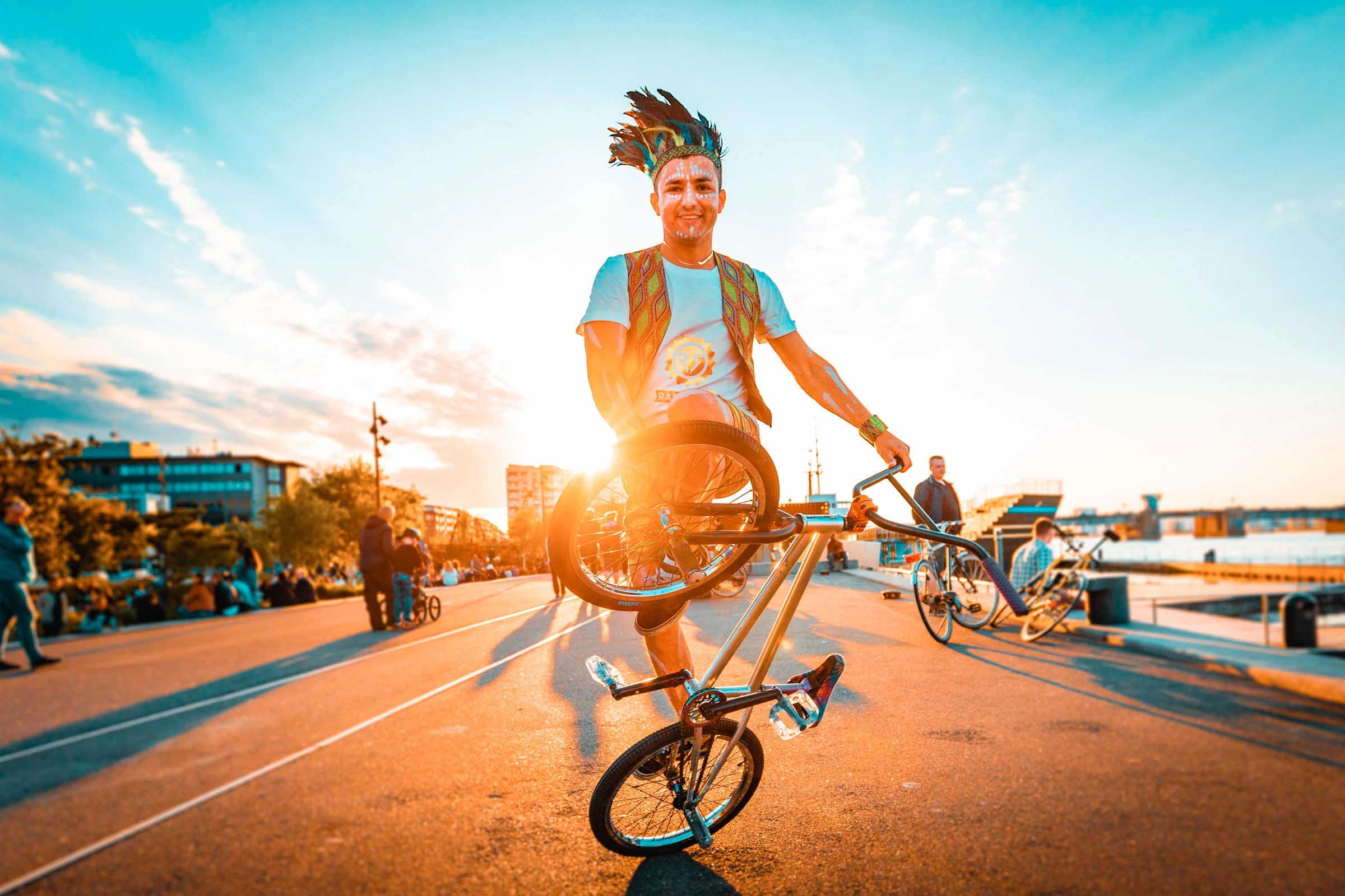 Raber BMX flatland ved solnedgang